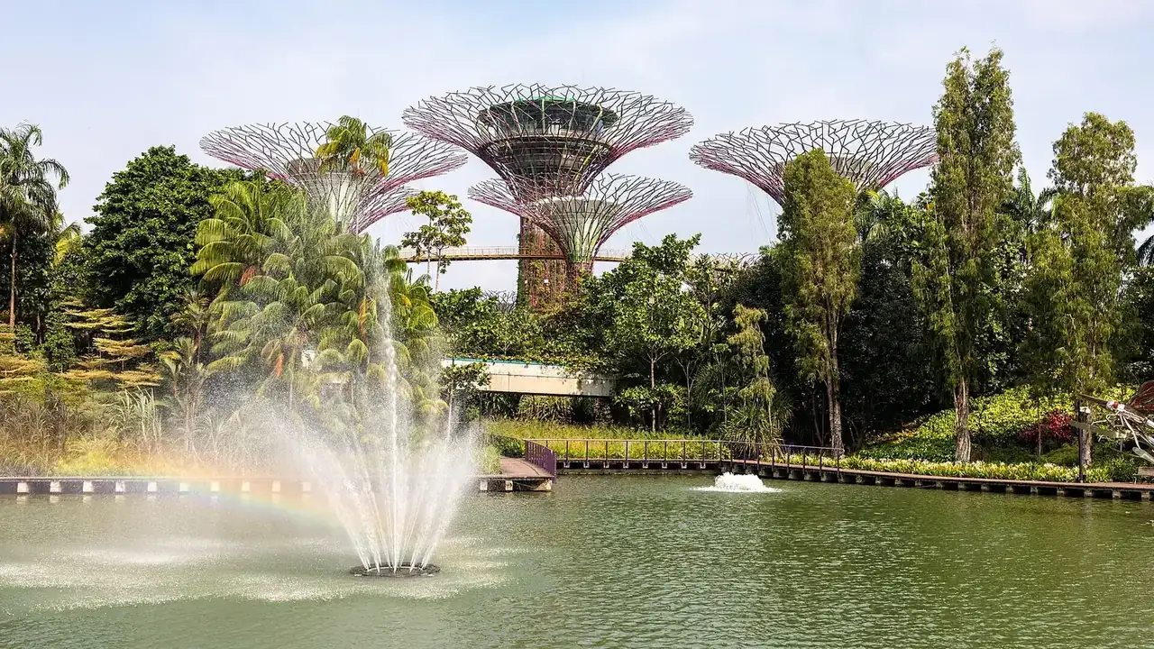 Lake, fountain and Supertrees at Gardens by the Bay, Singapore
